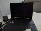 un ordinateur portable posé sur une table avec un chargeur