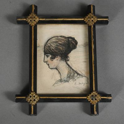 portrait d'une femme dans un cadre noir et doré orné d'une croix