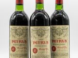 trois bouteilles de vin rouge posées côte à côte sur une table