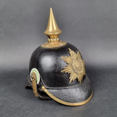 un casque noir orné d'une étoile dorée