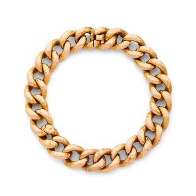 un bracelet en or sur fond blanc