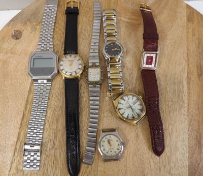 de nombreuses montres posées sur une table en bois