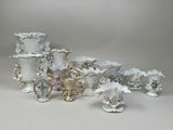 un grand nombre de vases posés sur une table