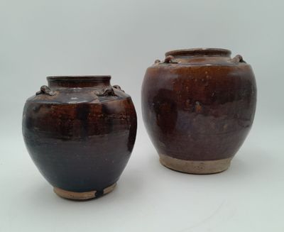 Asie. Suite de 2 pots à gingembre en grès émaillé marron à d…