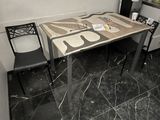 une table et deux chaises dans un coin de la pièce