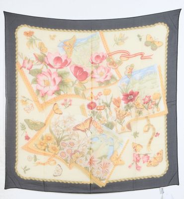 une image représentant un foulard carré orné de fleurs et d'oiseaux