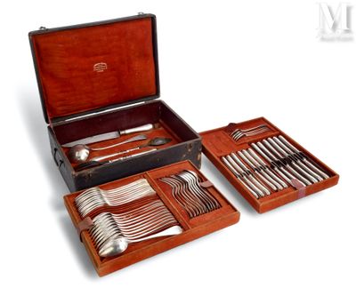 un coffret en bois contenant de l'argenterie, sur fond blanc