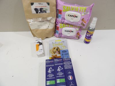 un sachet d'herbe à chat et un paquet d'herbe à chat posés sur une table