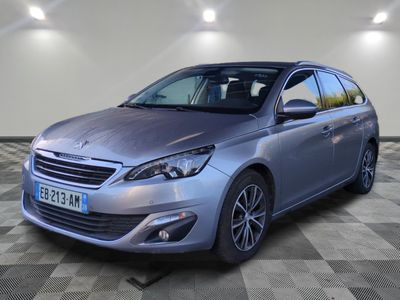 la voiture argentée est garée dans une grande pièce au sol en damier