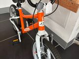 un vélo posé par terre dans la pièce