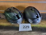 une paire de casques de moto posée sur une table, à côté d'une étiquette de prix