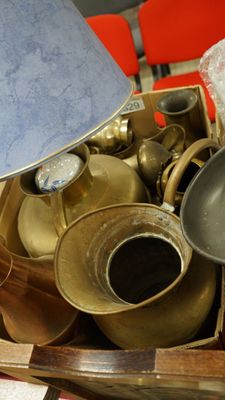 Un carton avec des brocs en laiton doré, un pot à lait en la… - Photo 1