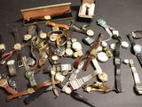 beaucoup de montres posées sur la table