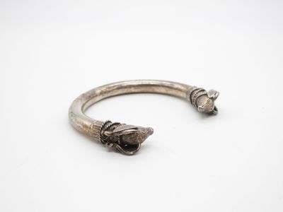 un gros plan sur un bracelet en argent orné de deux têtes de mort