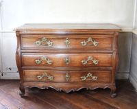 COMMODE TOMBEAU en acajou mouluré et sculpté, la façade galb…