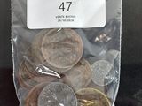 un sac de pièces de monnaie posé sur une table