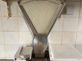 une photo d'une balance de cuisine sur laquelle sont posés des casseroles et des poêles