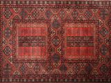 un tapis rouge et noir sur fond blanc