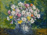 tableau représentant des fleurs dans un vase posé sur une table, devant un fond vert