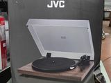 un tourne-disque posé sur une table dans un magasin