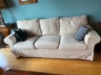 Deux canapés l'un en cuir terracota, l'autre en tissu beige (photo 2)