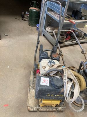 une machine posée sur une palette dans un garage