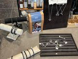 de nombreux articles exposés sur le comptoir d'un magasin