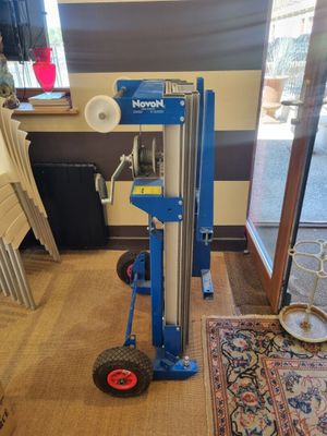 une photo d'un chariot élévateur bleu sur lequel est posé un rouleau de papier toilette