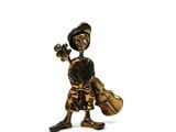 figurine en bronze représentant un garçon portant un sac et une fleur