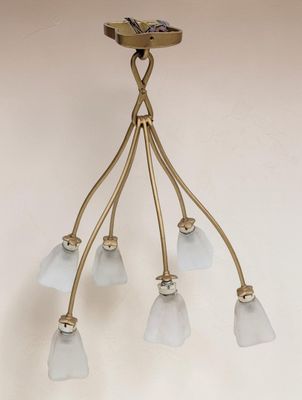 lustre en laiton et verre dépoli à cinq lumières