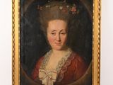 un tableau représentant une femme en robe rouge, coiffée d'une couronne