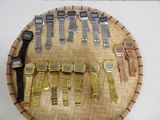 tout un tas de montres posées sur un plateau
