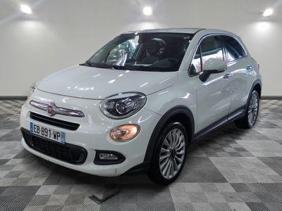 Le SUV Fiat blanc est garé dans une grande pièce.