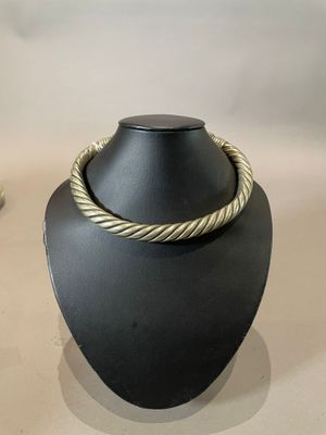 Collier en corde torsadée dorée présenté sur un mannequin noir