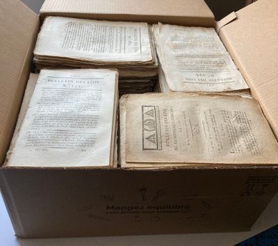 une boîte remplie de vieux livres posée sur une table