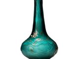 un vase en verre posé sur une surface blanche