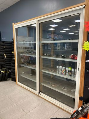 une vitrine de magasin devant laquelle se trouve une moto
