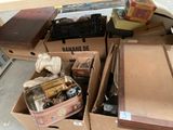 un tas de cartons et d'autres objets par terre
