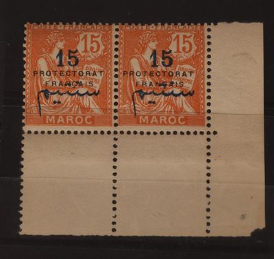 un gros plan sur deux timbres posés sur une feuille de papier