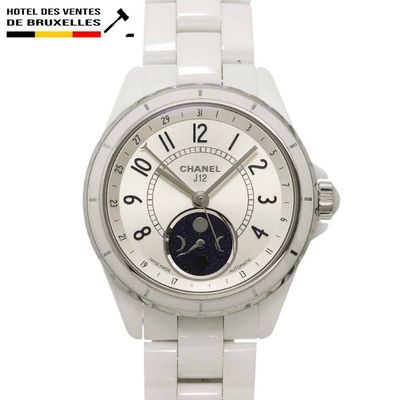 La montre est blanche et présente un cadran noir.