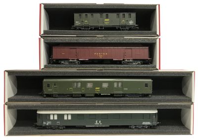 trois wagons sont empilés les uns sur les autres dans une boîte