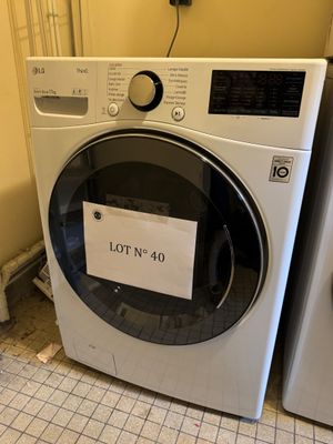une machine à laver blanche et un sèche-linge dans une petite pièce