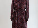 une robe de femme posée sur un mannequin, ornée d'un nœud