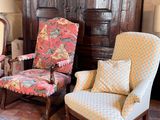 two chairs that are sitting next to each other in a room
