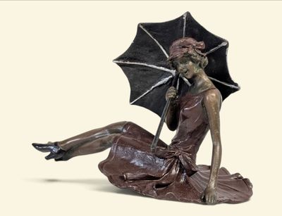 une statue représentant une femme assise par terre, un parapluie à la main