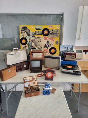 a table that has a bunch of different items on it