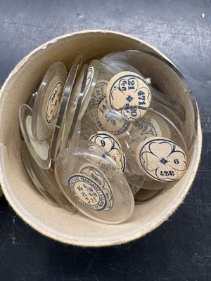 plein de boutons dans un bol posé sur la table