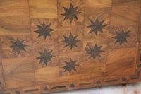 Coffre à décor marqueté d'étoiles en loupe Dim : 48 x 41, 58… (photo 3)