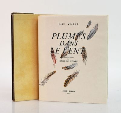 un livre ouvert sur lequel figurent l'image d'un oiseau et des plumes