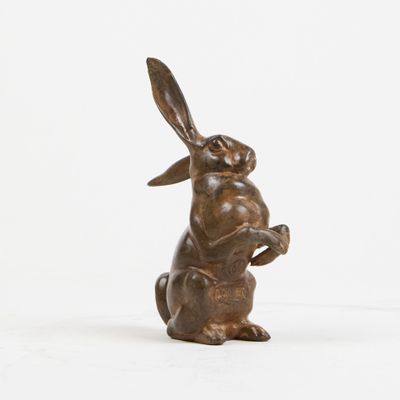 sculpture en bronze représentant un lapin tenant un morceau de bois entre ses pattes